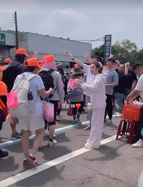 許維恩在人群中發結緣水。(圖/翻攝許維恩IG)